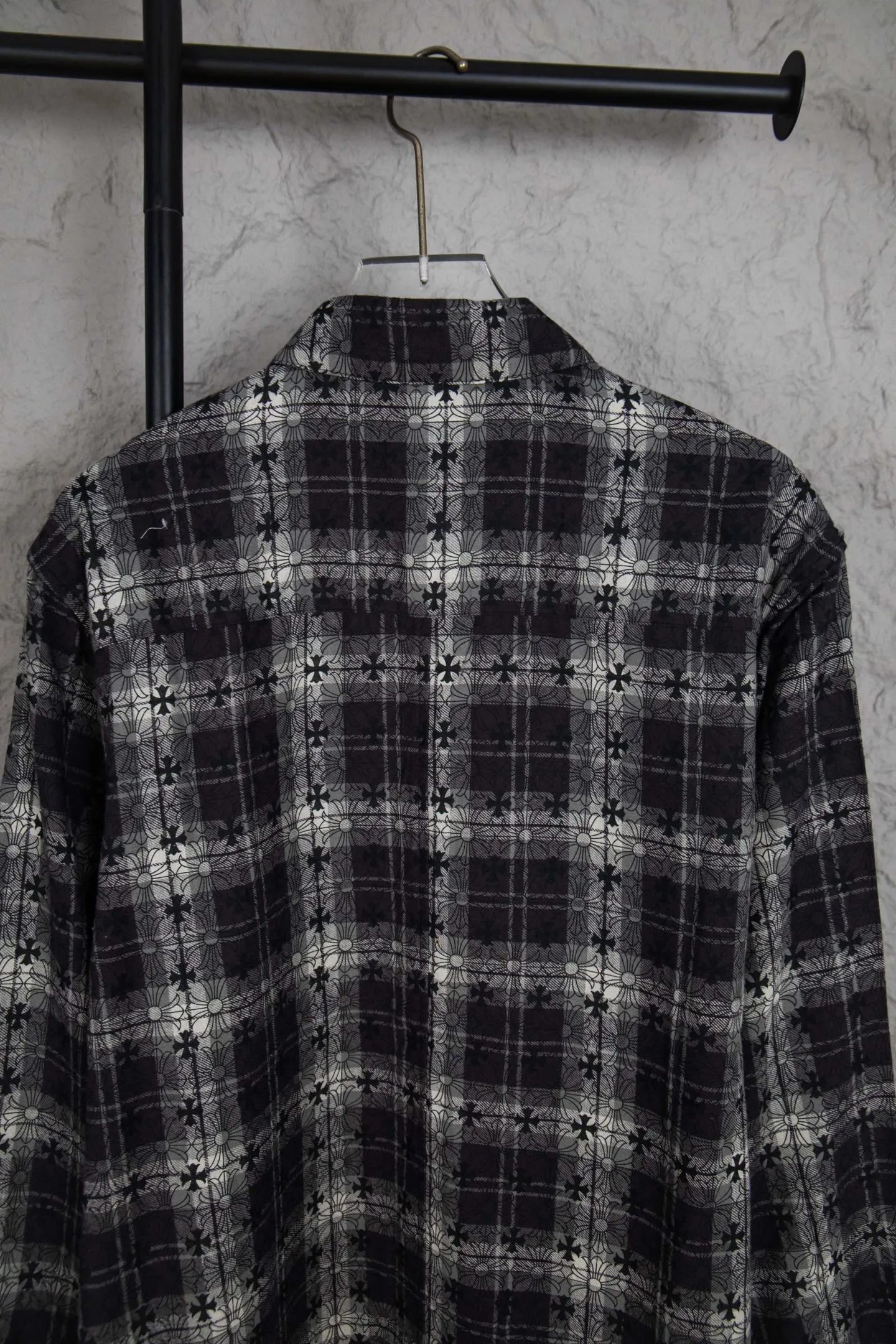 🅿️410 Style No.: M213 (the highest version on the market) Chr*me hea*ts/CH Chloé Heart Label Metal Checkered Shirt Jacket. Original replica Chloé family's unique identity silver buckle cross leather seal, custom-dyed dark pattern brand fabric, high-quality checkered pattern tailoring, cross leather patch splicing at the sleeves, one-sided chest patch pocket design, custom-made high-quality lettering hardware accessories, distressed retro silver buckle, three-dimensional version. The upper body is sassy and handsome. Natural high-street style. Needless to say, the upper body effect is natural. It is at the forefront of the trend. Its vibrant design and versatile attributes can surprise you no matter how you match it!  Size XS S M L
